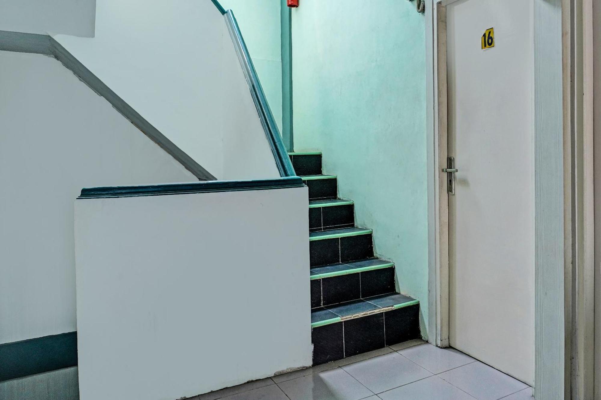 קארוואנג Oyo 91731 Home Stay Elis Cateliya Syariah מראה חיצוני תמונה