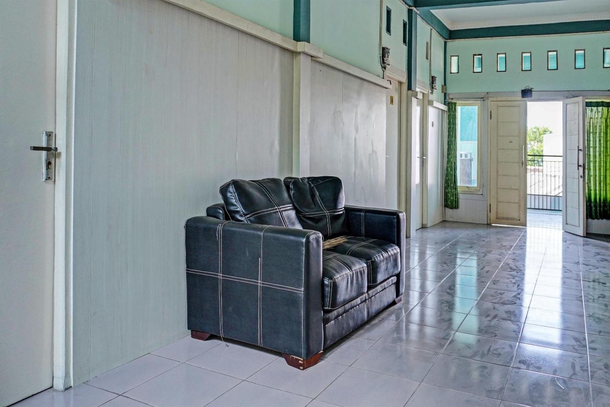 קארוואנג Oyo 91731 Home Stay Elis Cateliya Syariah מראה חיצוני תמונה
