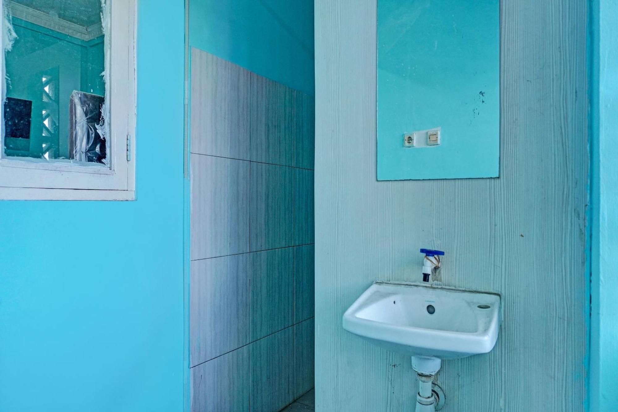 קארוואנג Oyo 91731 Home Stay Elis Cateliya Syariah מראה חיצוני תמונה