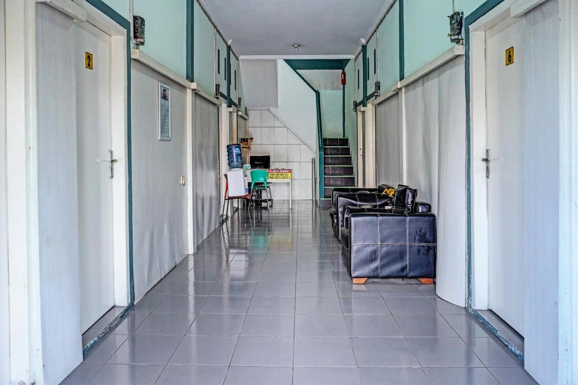 קארוואנג Oyo 91731 Home Stay Elis Cateliya Syariah מראה חיצוני תמונה